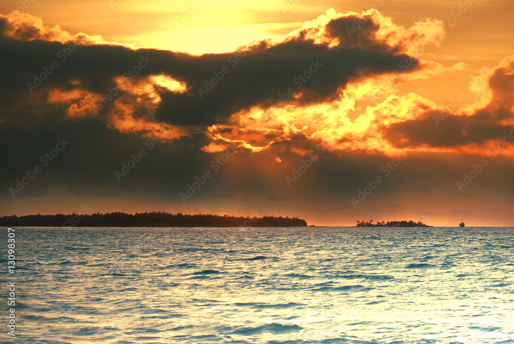 Obraz premium Sunset in the Maldives