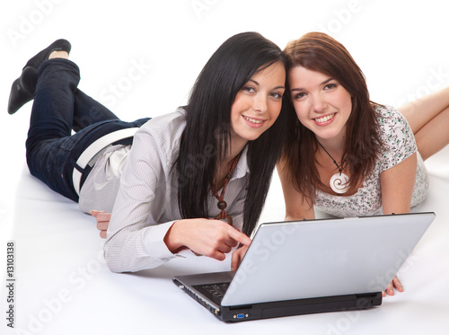 Junge Frauen arbeiten an einem Laptop photo