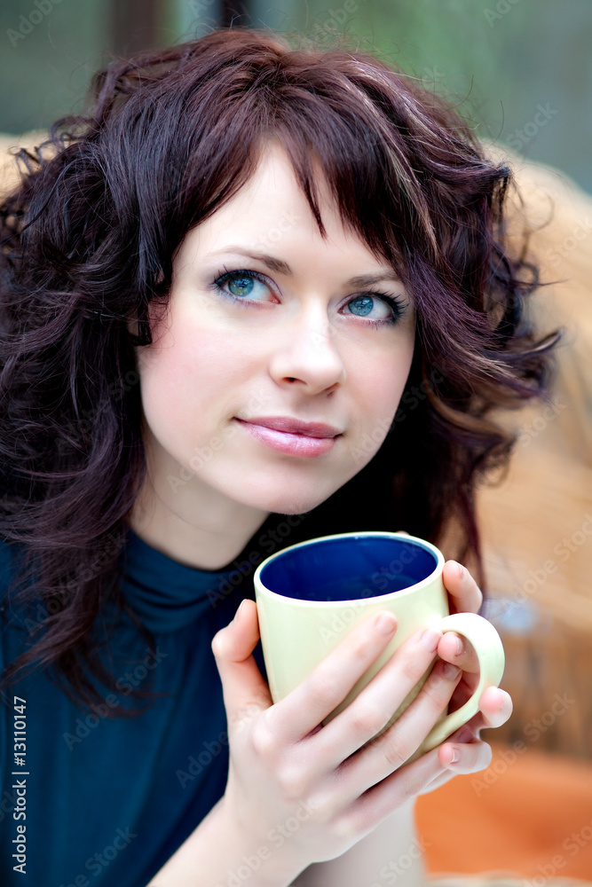 frau mit kaffeetasse