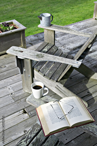 Wallpaper Mural Reading on a beautiful day Torontodigital.ca