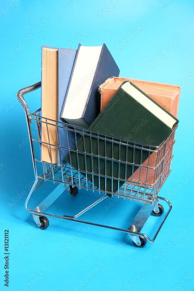 carrello della spesa pieno di libri Stock Photo