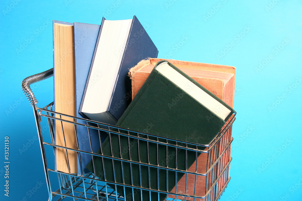 particolare carrello della spesa pieno di libri Stock Photo