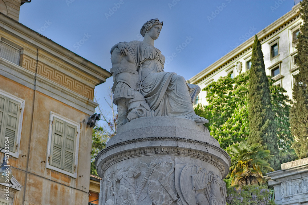 Naklejka premium Piazza libertà Statua della pace