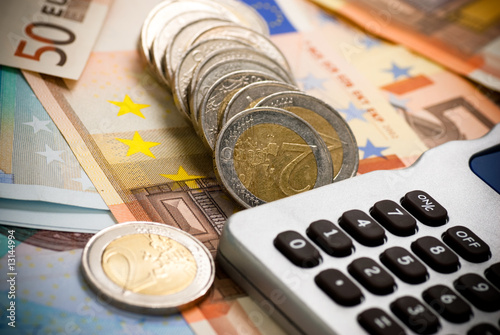 euro cash  - argent salaire liquide en euros et calculatrice photo