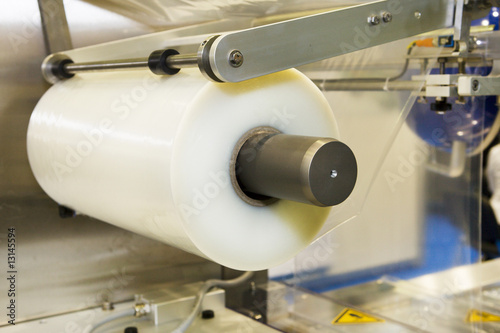 Foto Conveying machine beltlinewith roll of polyethylene film