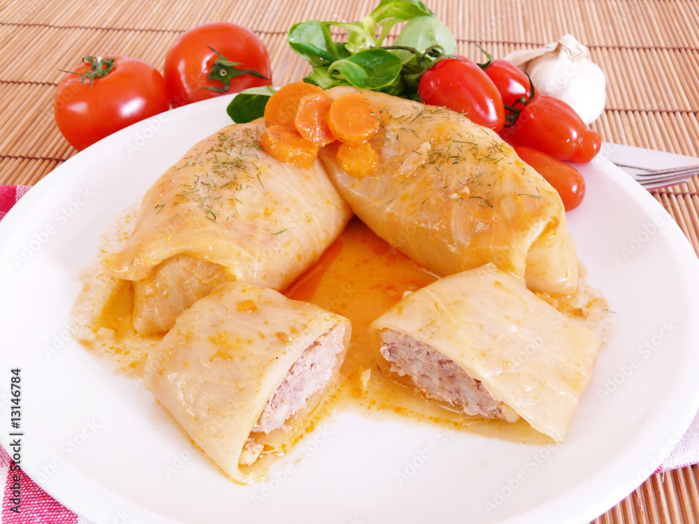 Kohlrouladen mit Hackfleisch,Salat Kohlrouladen mit Hackfleisch,Salat
