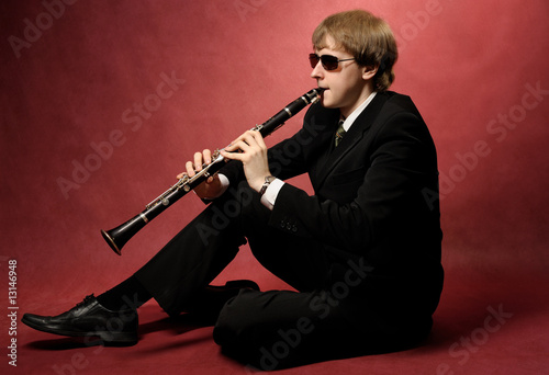 Fotografiet Young male musician plays the clarinet