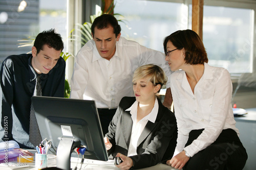 hommes et femmes avec ordinateur de bureau photo