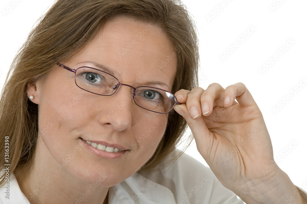 Junge Frau faßt sich an die Brille Junge Frau faßt sich an die Brille