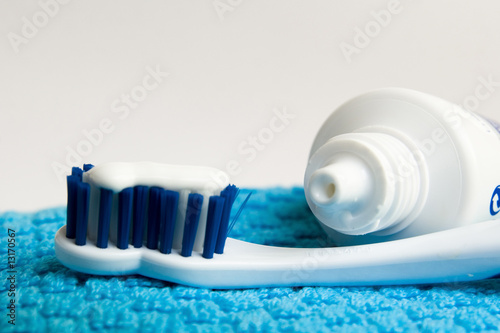 cepillo de dientes y crema