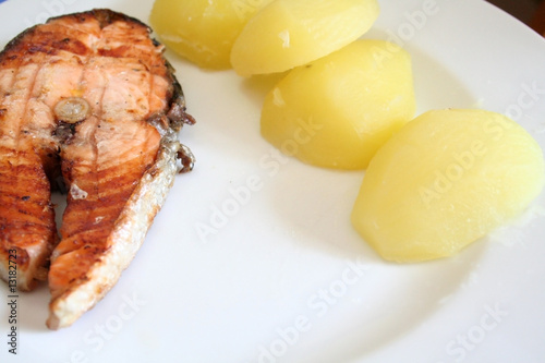 Salmão - Batatas cozidas - salmon - boiled potatoes