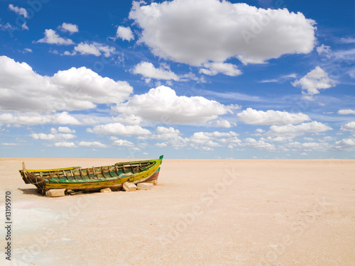 Old boat on a dry lake © Jose Ignacio Soto