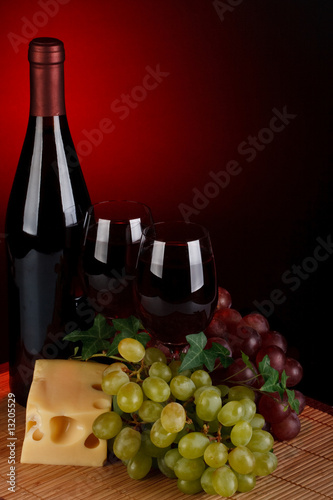 Fototapeta Naklejka Na Ścianę i Meble -  Red wine and grapes