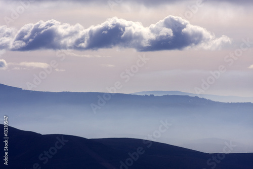 paisaje azul con nubes © carballo