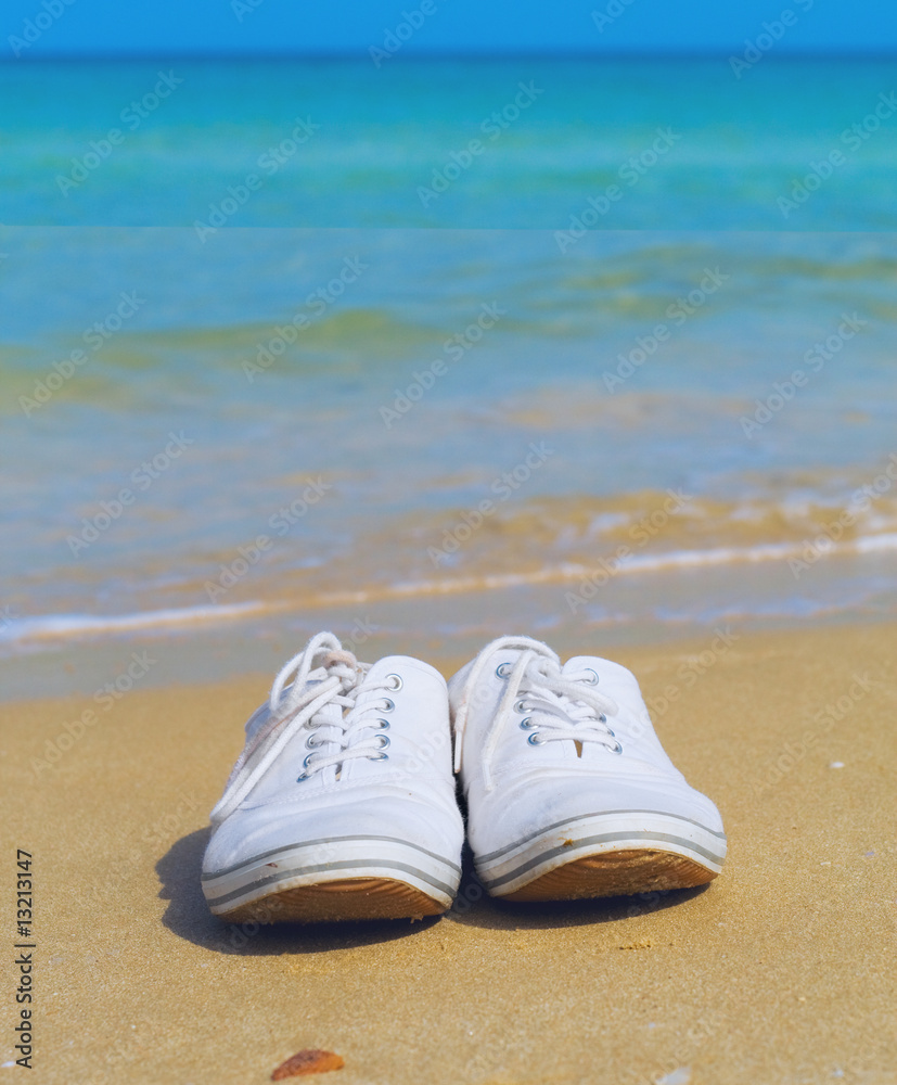 Obraz premium White shoes on a beach