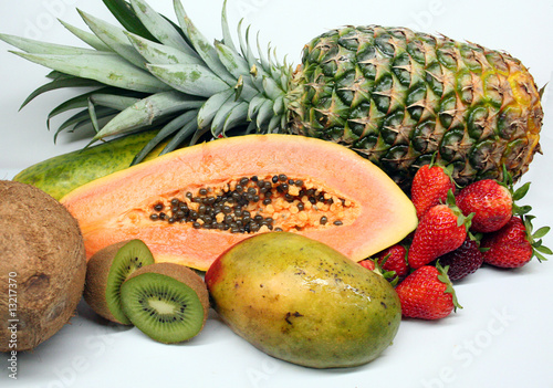 Ananás-Abacaxi-Pineapple-Kiwi-Morangos-Strawberries-Côco