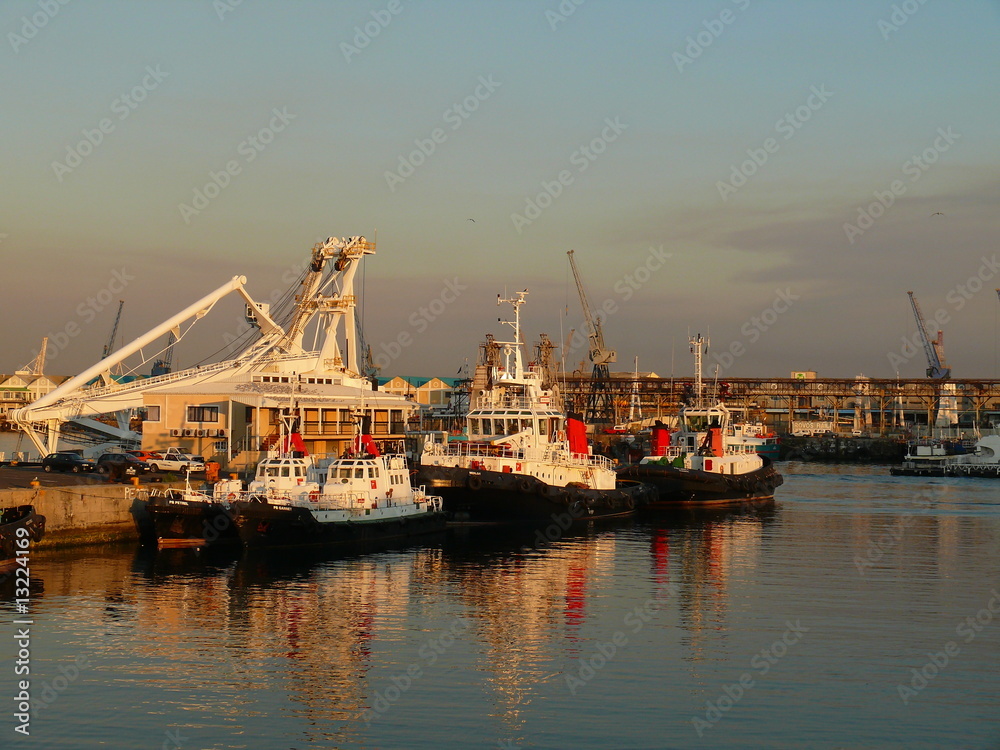 Lotsenschiffe im Hafen von Kapstadt