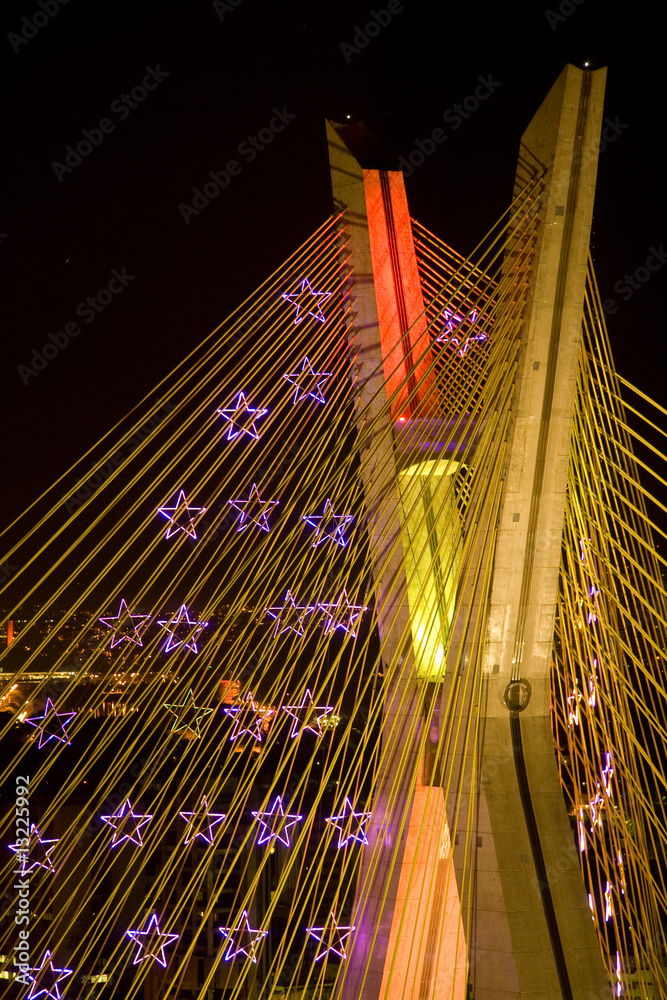 Obraz premium Awesome bridge lit up at night