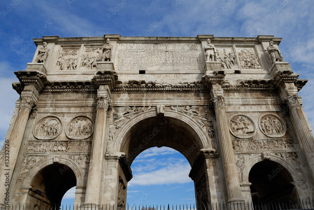 arco di trionfo di Costantino nel foro di Roma in Italia