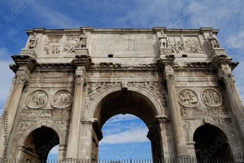 arco di trionfo di Costantino nel foro di Roma in Italia