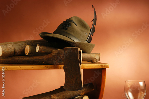 Cappello d Alpino con legna e accetta photo