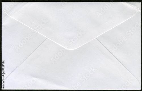 Enveloppe blanche fermée usagée. Verso. photo
