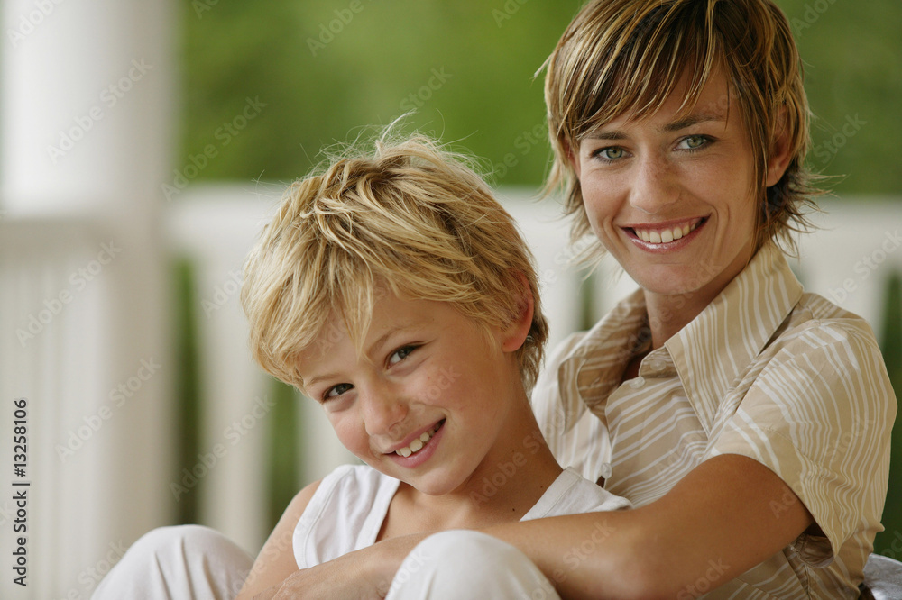 Jeune garçon dans les bras de sa mère Jeune garçon dans les bras de sa mère