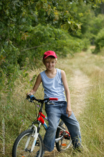 jeune garçon en promenade à vélo