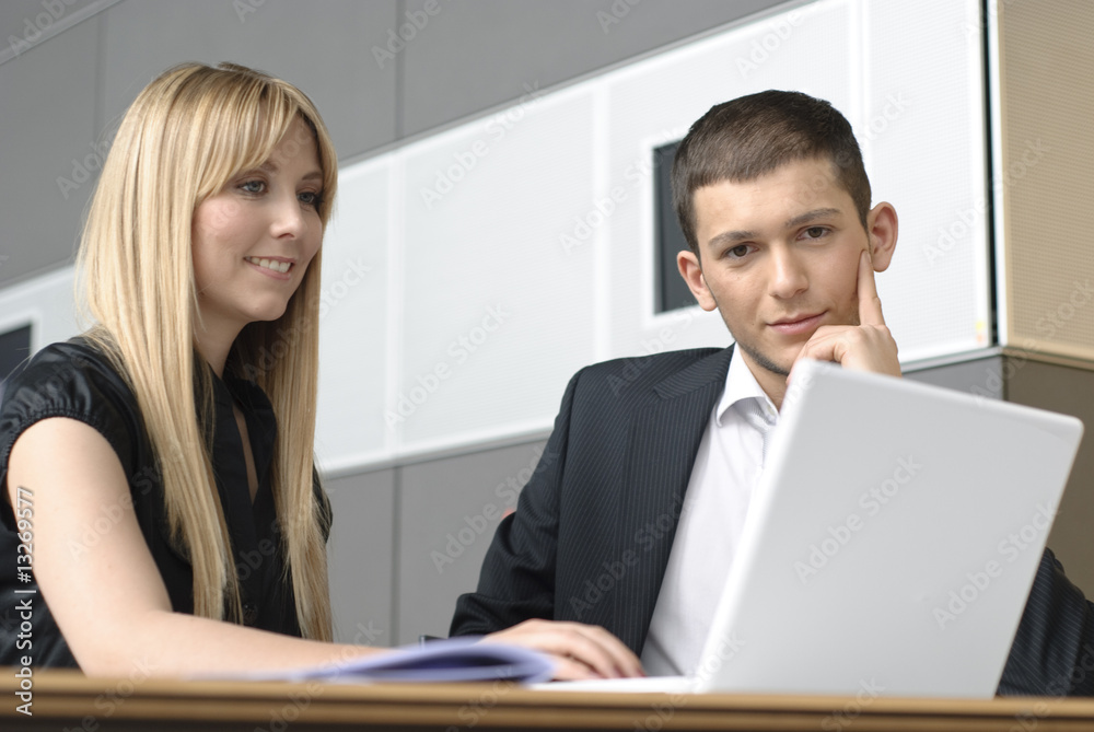 zwei kollegen besprechen sich mit laptop zwei kollegen besprechen sich mit laptop