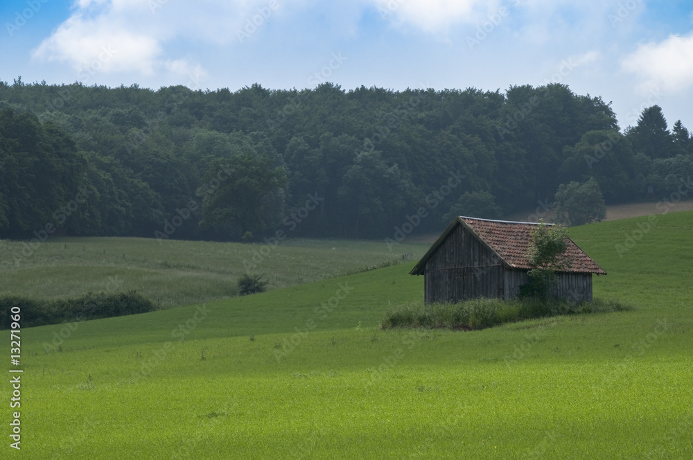 Landschaft mit Hütte