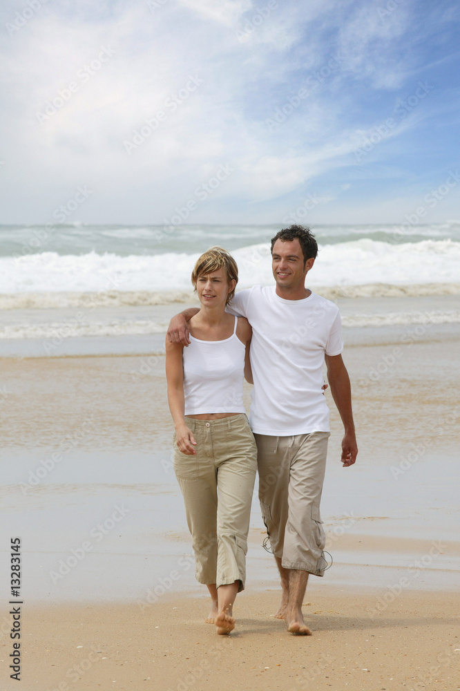 couple marchant au bord de la plage
