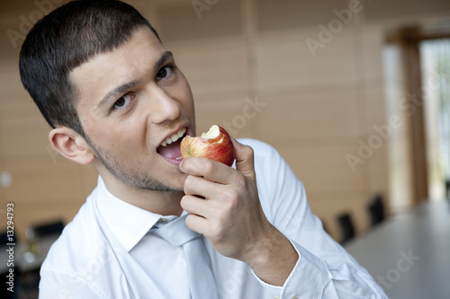 geschäftsmann mit apfel als snack