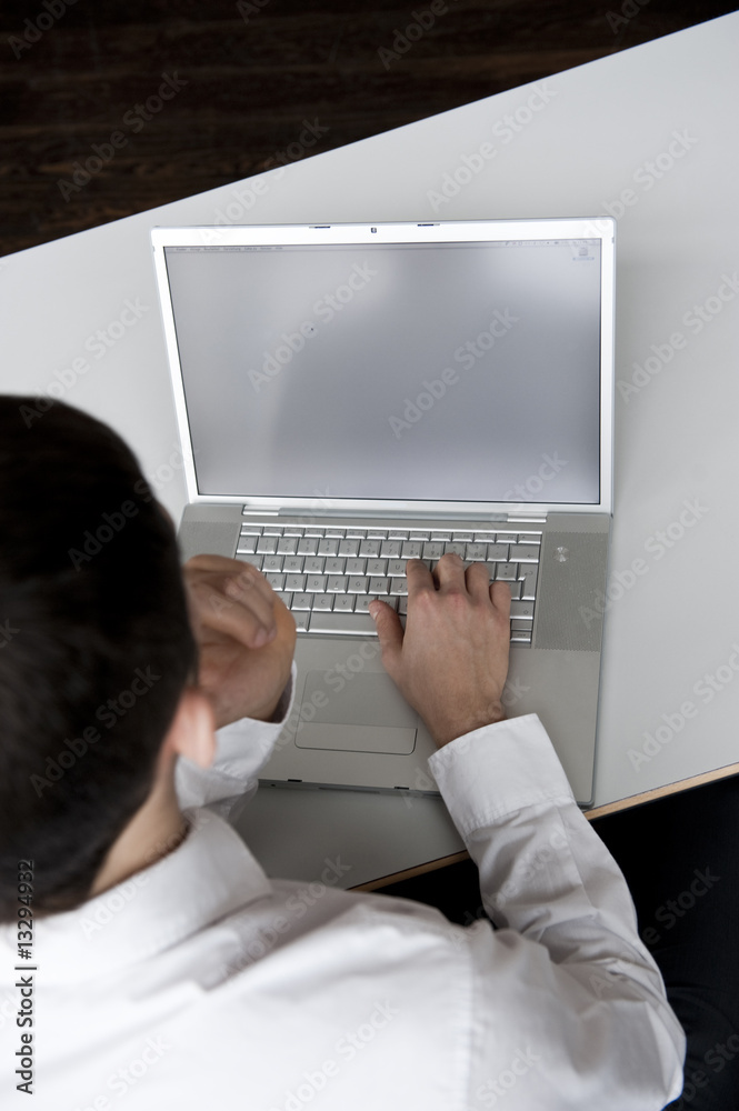 geschäftsmann sitzt vor computer monitor