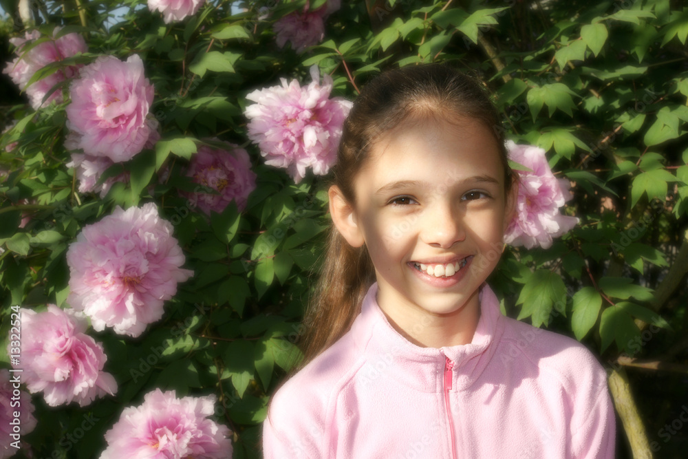 enfant dans les fleurs roses enfant dans les fleurs roses