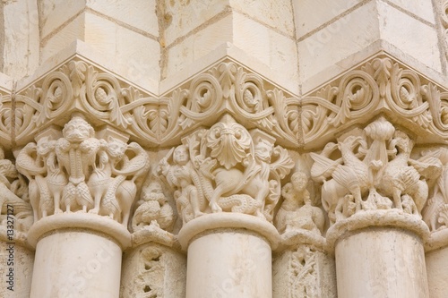 Abbatiale (Abbaye de Fontevraud) : châpiteaux du portail