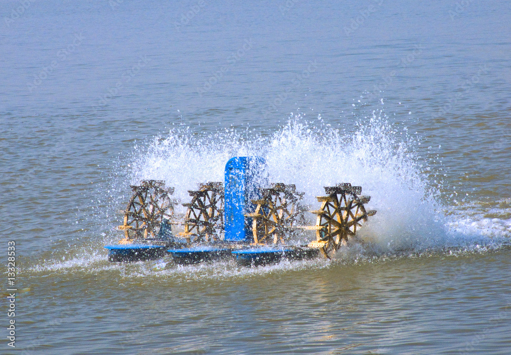 Naklejka premium Paddlewheeler aerators in aquaculture pond