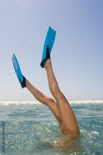 Frau taucht im Meer mit Flossen photo