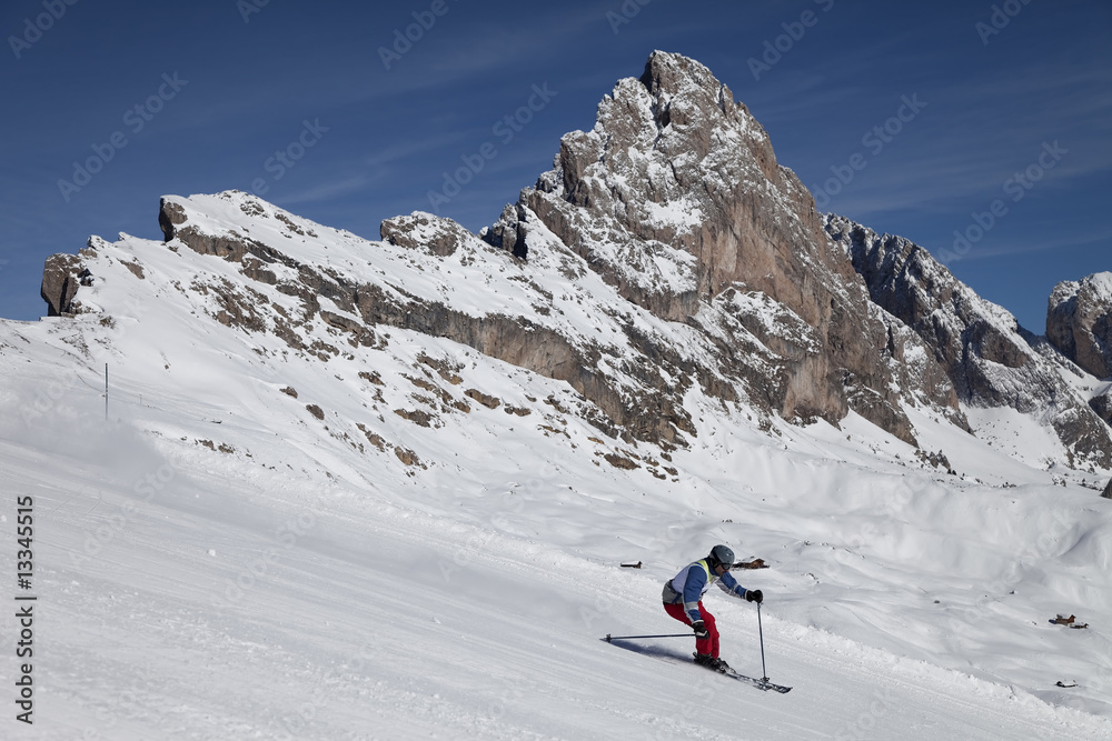 Skifahrer in den Dolomiten