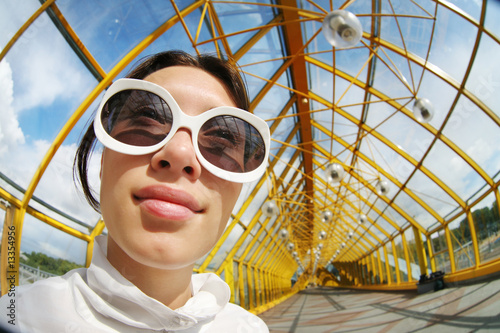 Φωτογραφία Wide angle portrait of a young woman in sunglasses