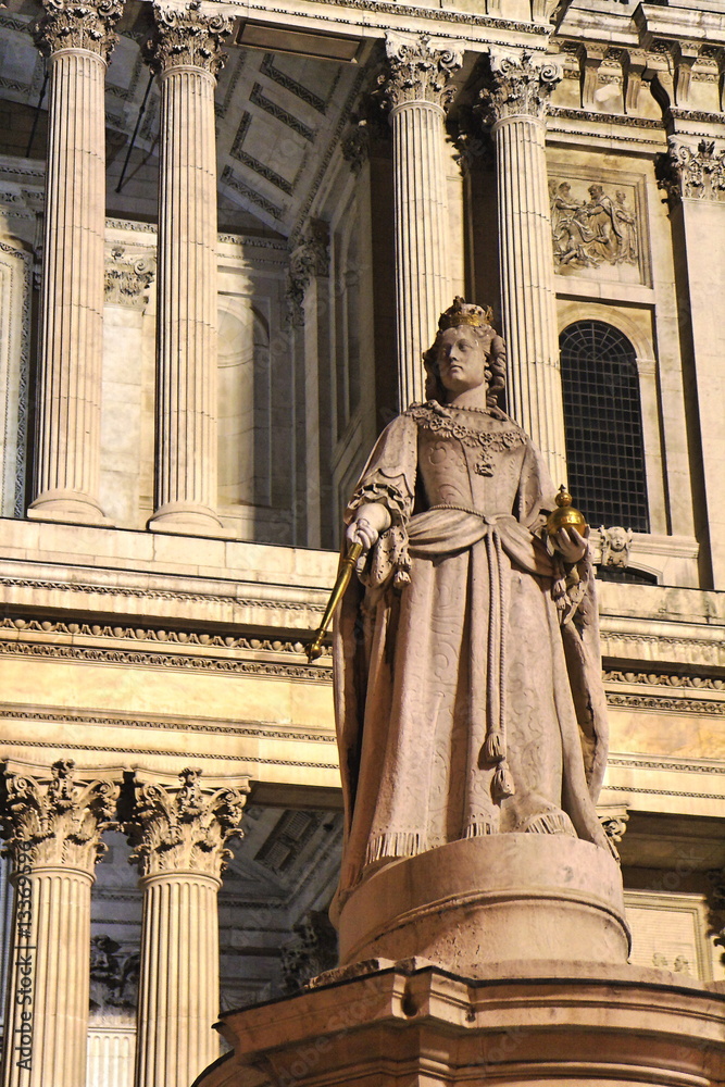 Statue Reine Victoria face à la Cathédrale Saint Paul Londres Stock