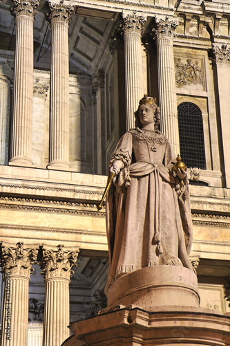Statue Reine Victoria face à la Cathédrale Saint Paul - Londres