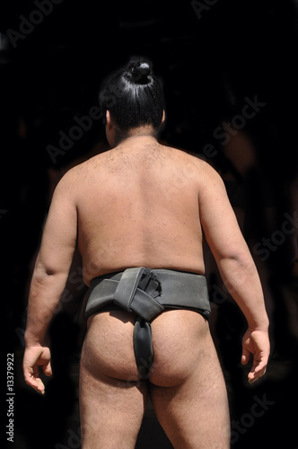 Foto Lutteur de sumo avant le match, vu de dos, isolé sur fonds noir