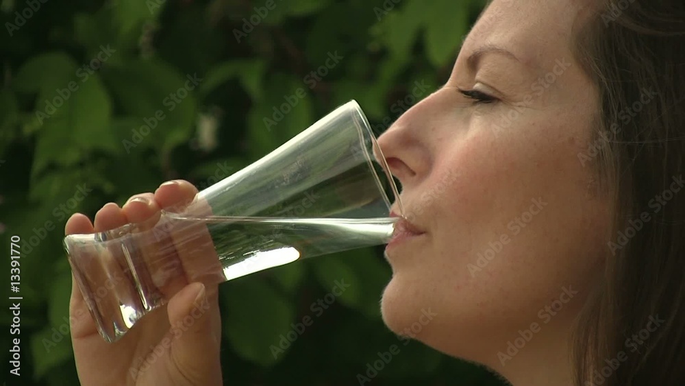 femme buvant un verre d'eau
