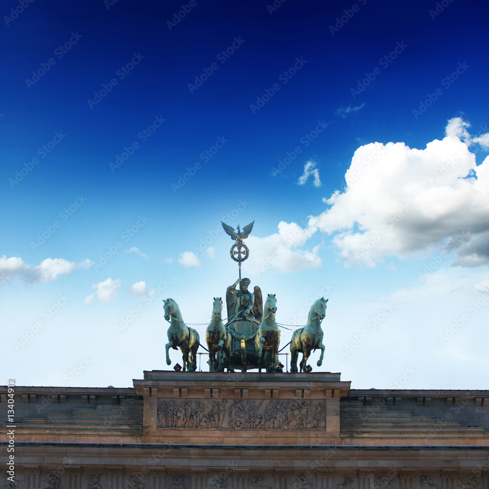 Obraz premium Blauer Himmel über Berlin