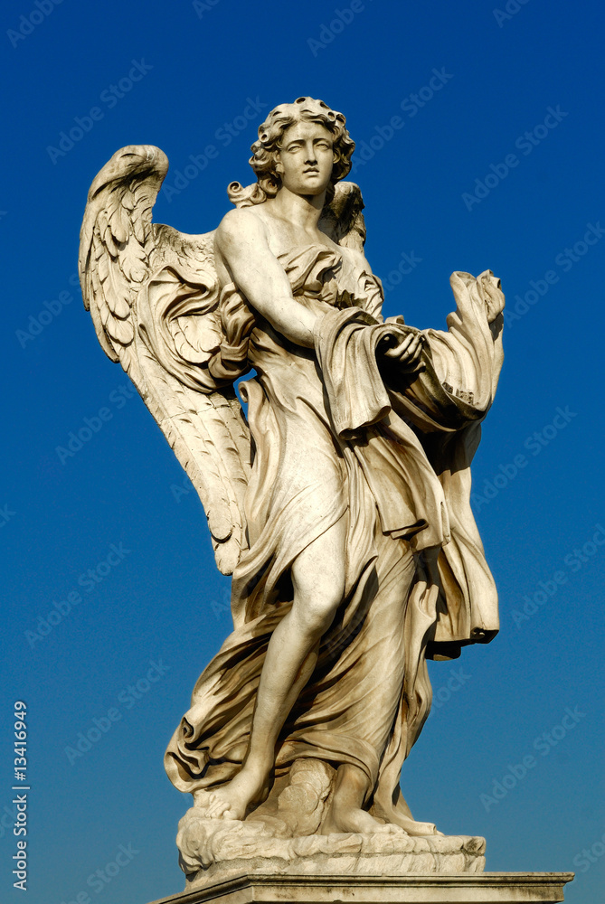 scultura di angelo sul ponte santo angelo a Roma in Italia