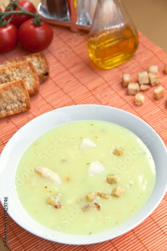 Spargelsuppe mit Croutons