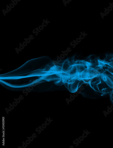 Fumo azul contra fundo preto (alta resolução)