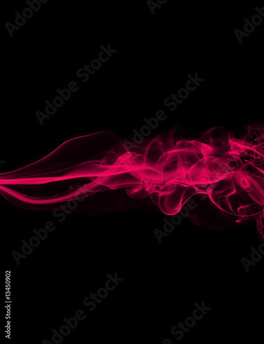 Fumo rosa contra fundo preto (alta resolução)