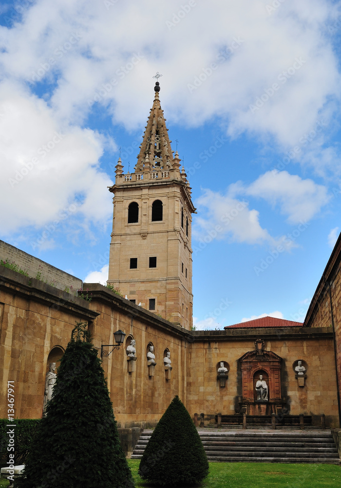 Patio catedral de Oviedo