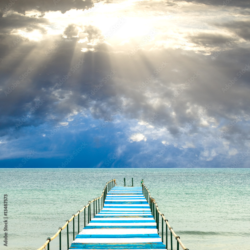 Obraz premium Blue and white pier goes into sea